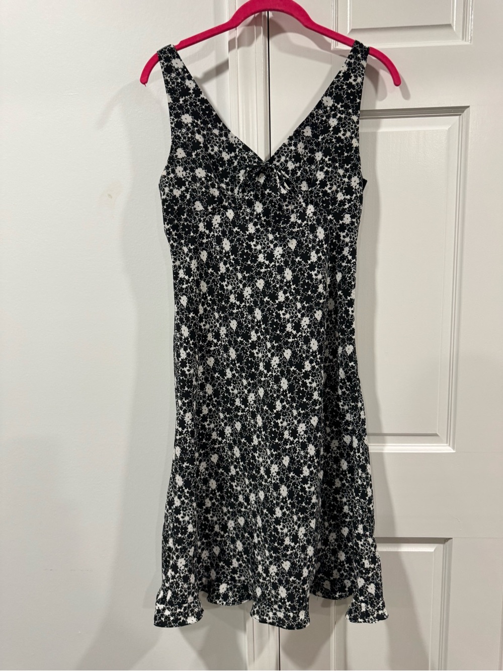 Express Black and White Floral V‑Neck Midi Dress